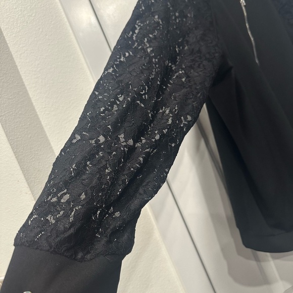 MISIA CURVY LITE WEIGHT JACKET / black / 3XL/ lace sleeves/ zip up. - Picture 3 of 5